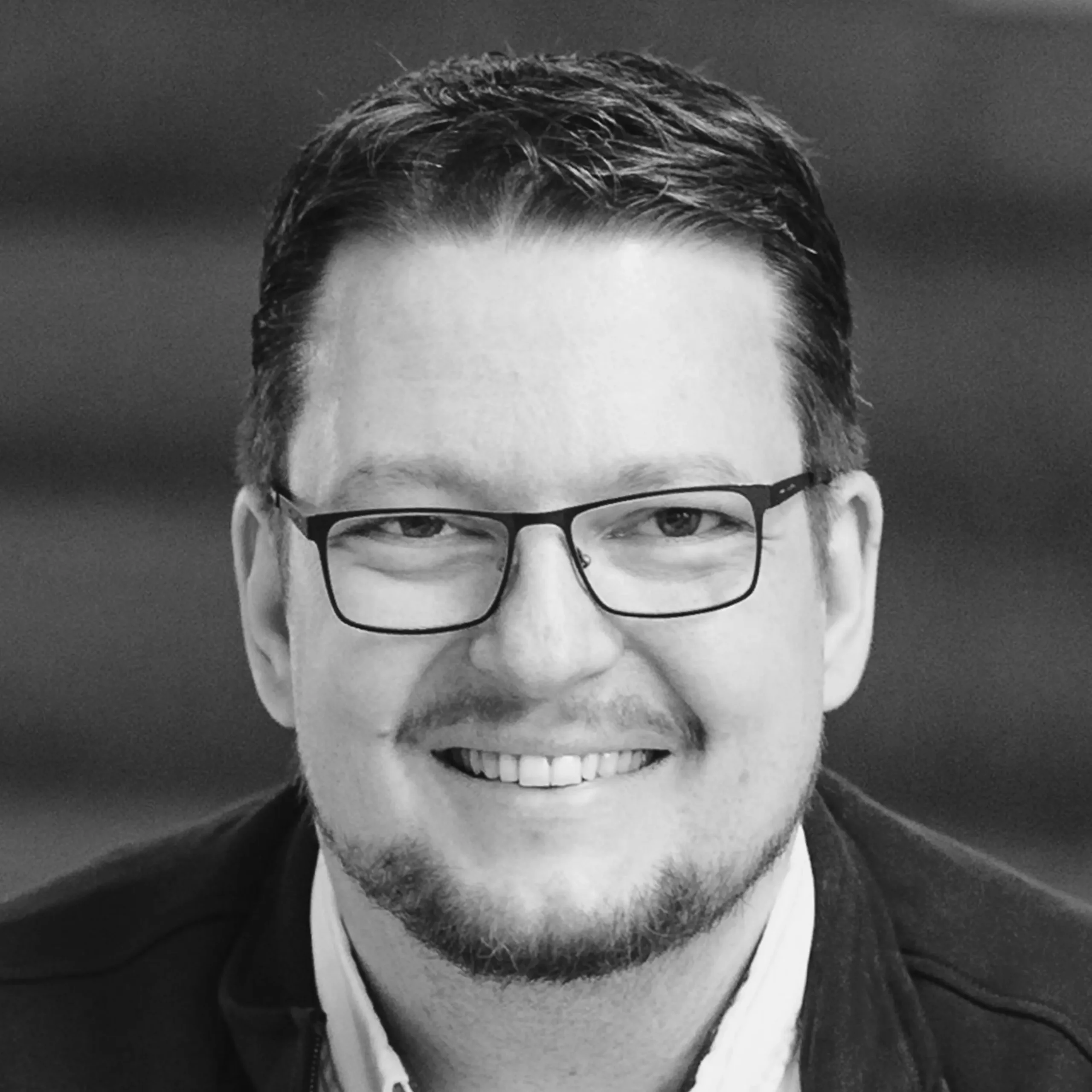 Thomas Dittrich schaut in die Kamera und lächelt.